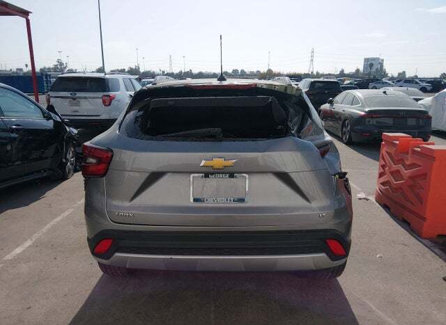 2025 CHEVROLET TRAX photo 2